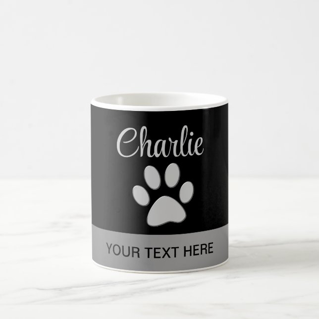 Taza De Café Paw de perro plateado sobre fondo negro (Centro)