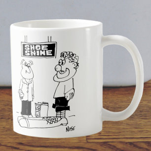 Taza De Café Payaso con zapatos grandes va por un lustre de zap