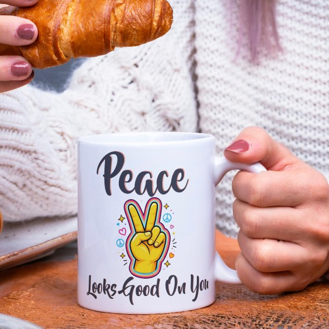 Taza De Café Peace Looks Good on You – Positive Vibes Graphic (Subido por el creador)