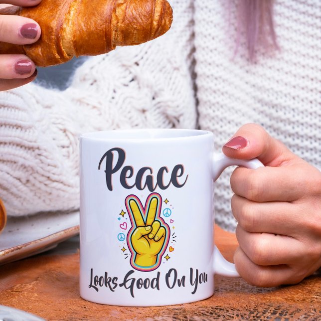 Taza De Café Peace Looks Good on You – Positive Vibes Graphic (Subido por el creador)