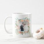 Taza De Café Peach Floral Watercolor de moda con foto<br><div class="desc">Esta magnífica taza cuenta con hermosas flores de color melocotón y crema con hojas verde azuladas y verdes. Añade tu propia foto para personalizar.</div>