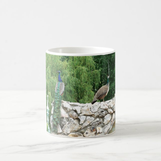 Taza De Café Peacocas en una foto de jardín Mug (Centro)