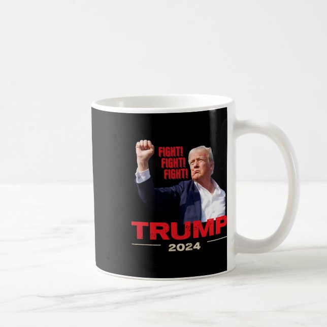 Taza De Café Pelea de lucha de 2024 contra la marcha de Trump d (Derecha)