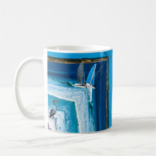 Taza De Café Pelican Mirando Un Barco De Vela,