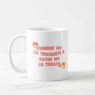 Taza De Café Pensando mis pequeños pensamientos y comiendo mis 