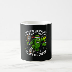 Taza De Café Pepino gracioso jugando pickleball