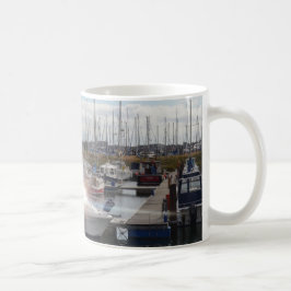 Taza De Café Pequeña lancha motora captando el sol