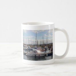 Taza De Café Pequeña lancha motora captando el sol