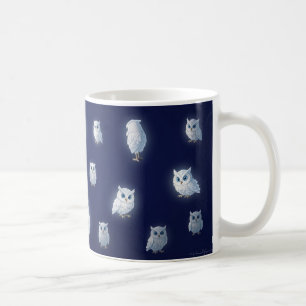 Taza De Café Pequeñas lechuzas blancas sobre un fondo azul oscu