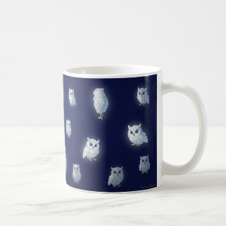 Taza De Café Pequeñas lechuzas blancas sobre un fondo azul oscu