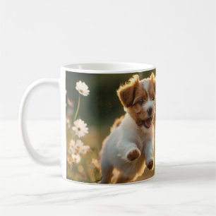 Taza De Café Pequeño cachorro persiguiendo a una mariposa