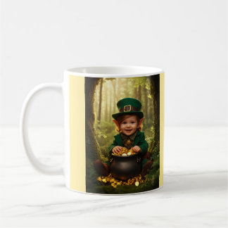 Taza De Café Pequeño Leprechaun irlandés y Cauldron dorado