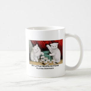 Taza De Café Pequeños gatitos blancos que juegan dominós