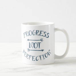 Taza De Café Perfección GreyBlue del progreso no en blanco