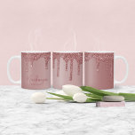 Taza De Café Perforaciones personalizadas de Purpurina Rosa de<br><div class="desc">Moda personalizada Rosa Gold Sparkle Purpurina Drips Mug. ¡Estás goteando con lujo y deberías presumirlo! Fácil de personalizar con su propio nombre y detalles.</div>