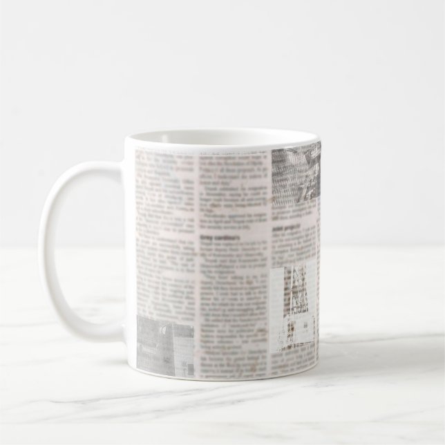 Taza De Café Periódico con texto antiguo ilegible. Grunge vinta (Izquierda)