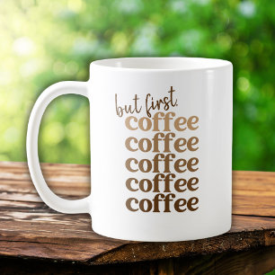 Taza De Café Pero Primero Café Tipografía Marrón Beige Repetida