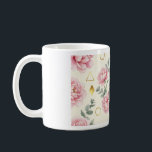 Taza de café Pero Primero | Taza de café de oro ro<br><div class="desc">☕ "Pero Primero Café" - La taza perfecta para amantes del café. Este diseño más vendido presenta caligrafía elegante en rosa oro rodeada de hermosas peonías en acuarela y eucalipto verde salvia.</div>