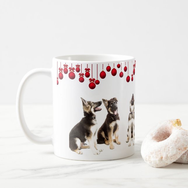 Taza De Café Perritos del pastor alemán y ornamentos rojos (Con donut)