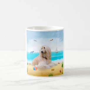 Taza De Café Perro afgano en la playa