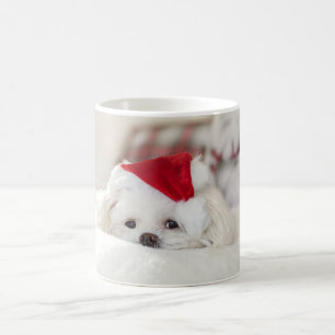 Taza De Café Perro blanco lindo en un sombrero rojo de Navidad