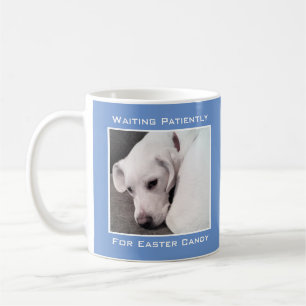 Taza De Café Perro blanco perezoso aguardando por azul dulce de