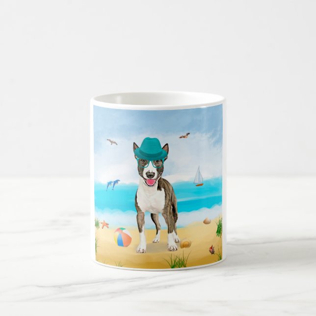 Taza De Café Perro Bull Terrier en la playa (Centro)