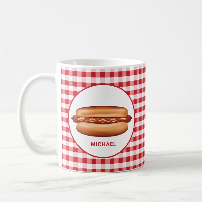 Taza De Café Perro Caliente Sobre Gingham Rojo Con Texto Person (Izquierda)