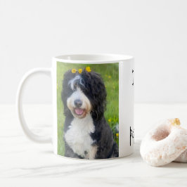 Taza De Café Perro caprichoso en la hierba que dice "¡Amo a mi 