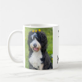 Taza De Café Perro caprichoso en la hierba que dice "¡Amo a mi 