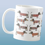 Taza De Café Perro Dachshund Sausage<br><div class="desc">Pequeña salchicha de Dachshund o perritos de peluquería en ropa de cama de lana. Perfecto para los amantes de los perros y los paseantes.</div>