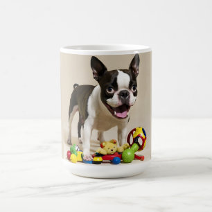 Taza De Café Perro de Boston Terrier jugando con juguetes