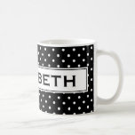 Taza De Café Perro de café personalizado con puntos de polka<br><div class="desc">Trampa de café personalizada con puntos de polka. Idea de regalo de monograma para mujeres. Diseño de patrones de polkadots en blanco y negro. Color del fondo del personalizable.</div>