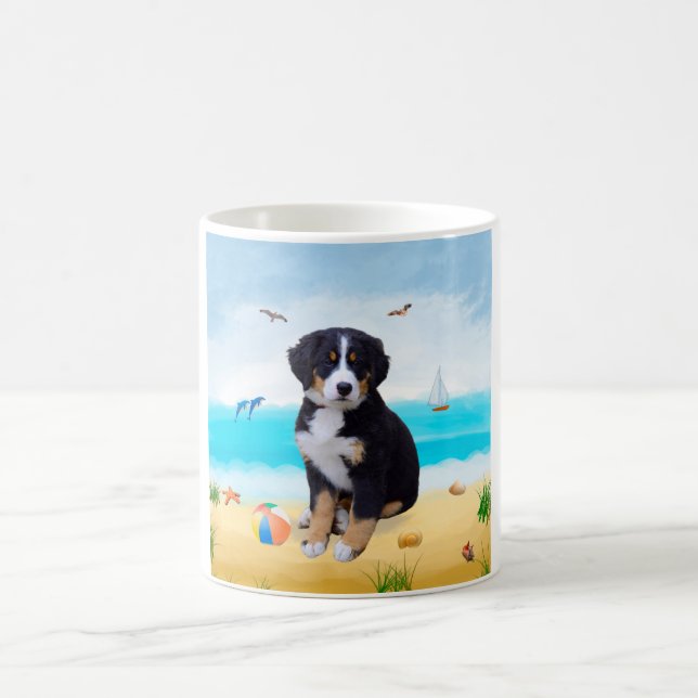 Taza De Café Perro de montaña de Bernese en la playa (Centro)