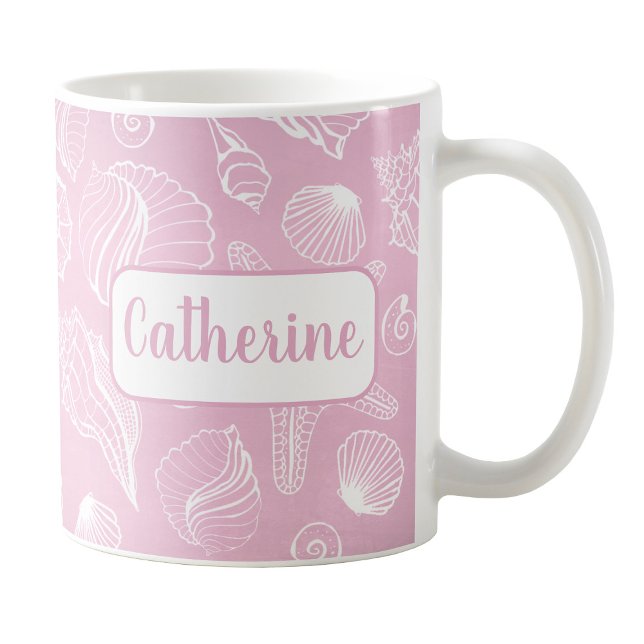 Taza De Café Perro de playa rosada personalizado de las casetas (Personalized White Seashells Pink Beach Mug at Amy's Coffee Mugs on Zazzle. )