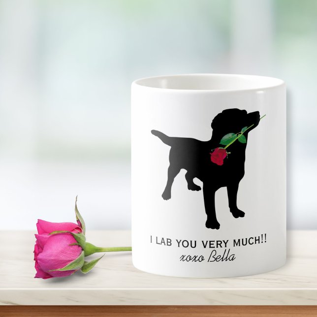 Taza De Café Perro de San Valentín del Black Lab sosteniendo la (Subido por el creador)