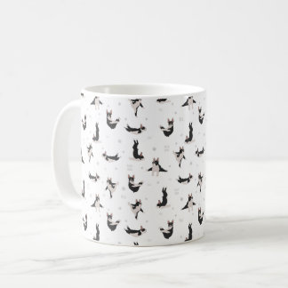 Taza De Café Perro del Boston Terrier haciendo yoga
