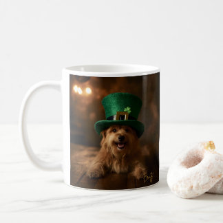 Taza De Café Perro del Día de San Patricio en el Gorra Leprecha