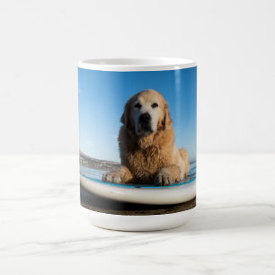 Taza De Café Perro del golden retriever que pone en un tablero
