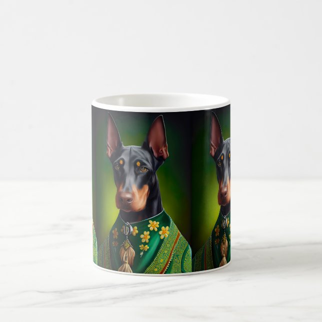 Taza De Café Perro Doberman en vestido de San Patricio (Centro)