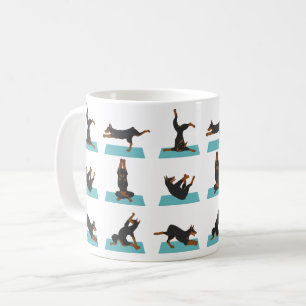 Taza De Café Perro Doberman Pinscher haciendo yoga