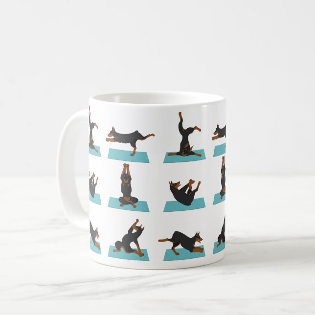Taza De Café Perro Doberman Pinscher haciendo yoga (Anverso izquierdo)