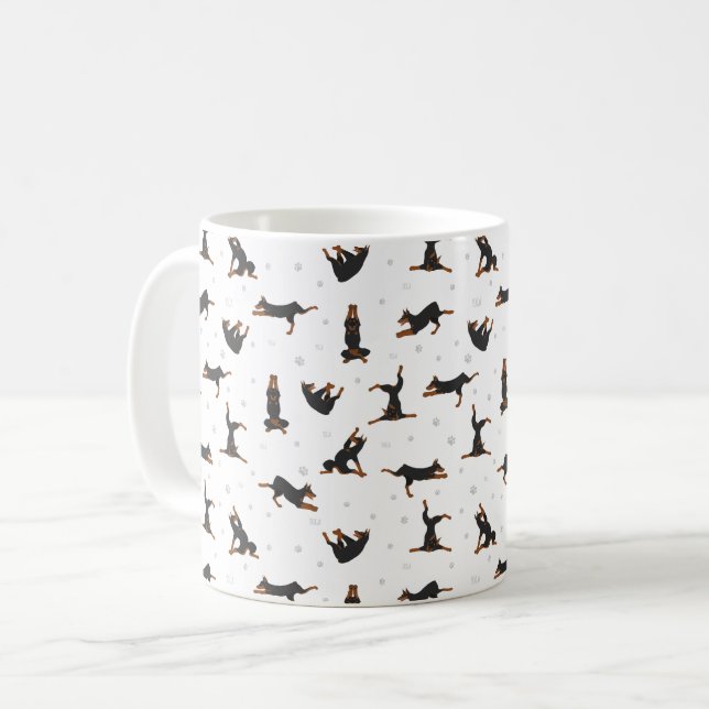 Taza De Café Perro Doberman Pinscher haciendo yoga (Anverso izquierdo)