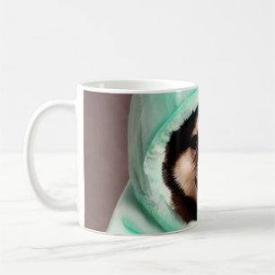 Taza De Café Perro feliz con traje verde de menta