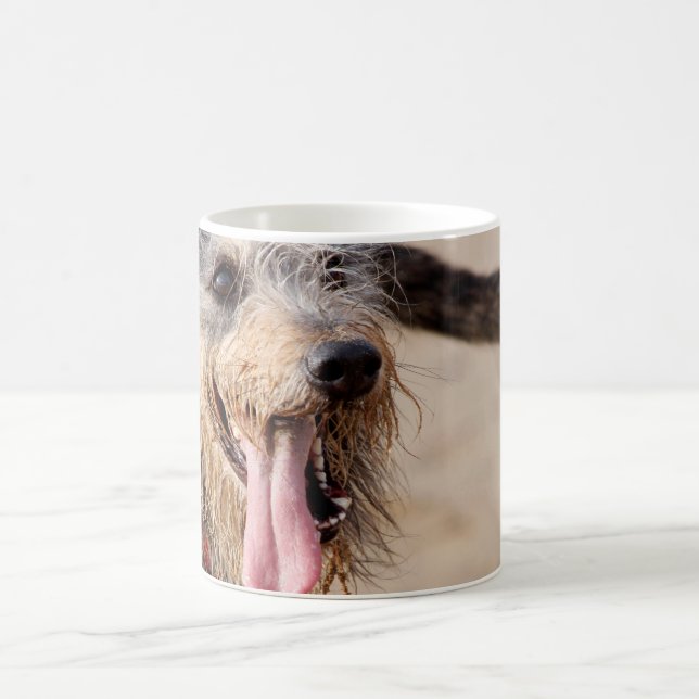 Taza De Café Perro feliz en la playa (Centro)