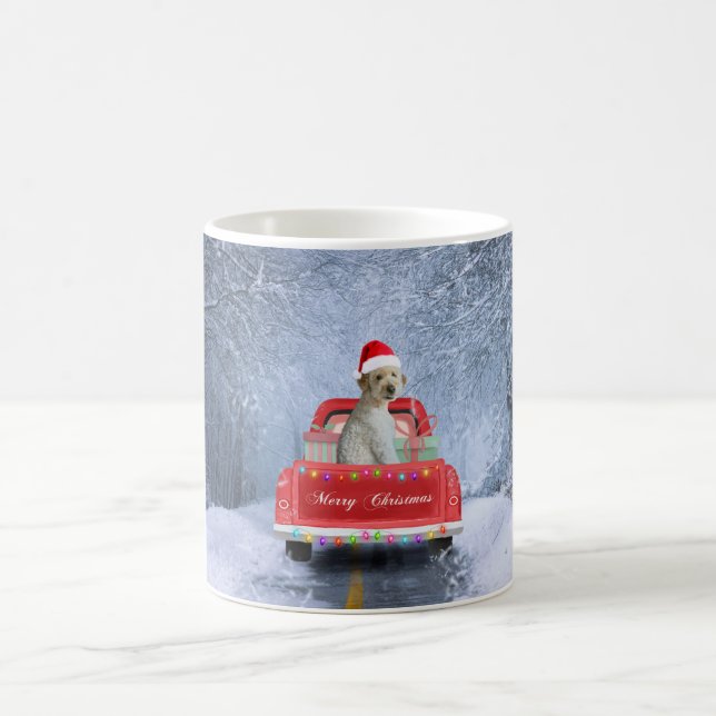 Taza De Café Perro goldendoodle en Nieve sentado en Navidades (Centro)