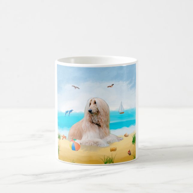 Taza De Café Perro hacinado afgano en la playa (Centro)
