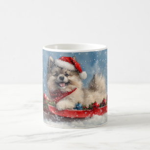 Taza De Café Perro Keeshond en la manga que nieva a los Navidad