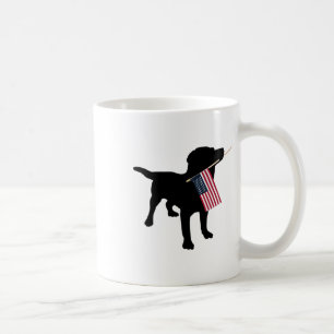 Taza De Café Perro labrador negro sosteniendo la bandera patrió