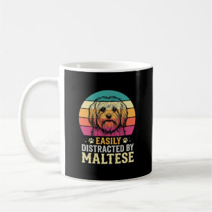Taza De Café Perro maltés distraído en puesta de sol retro